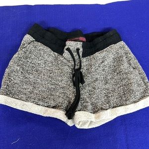 No boundaries / grey sleep shorts / soft / pockets / size medium Jr. 7-9